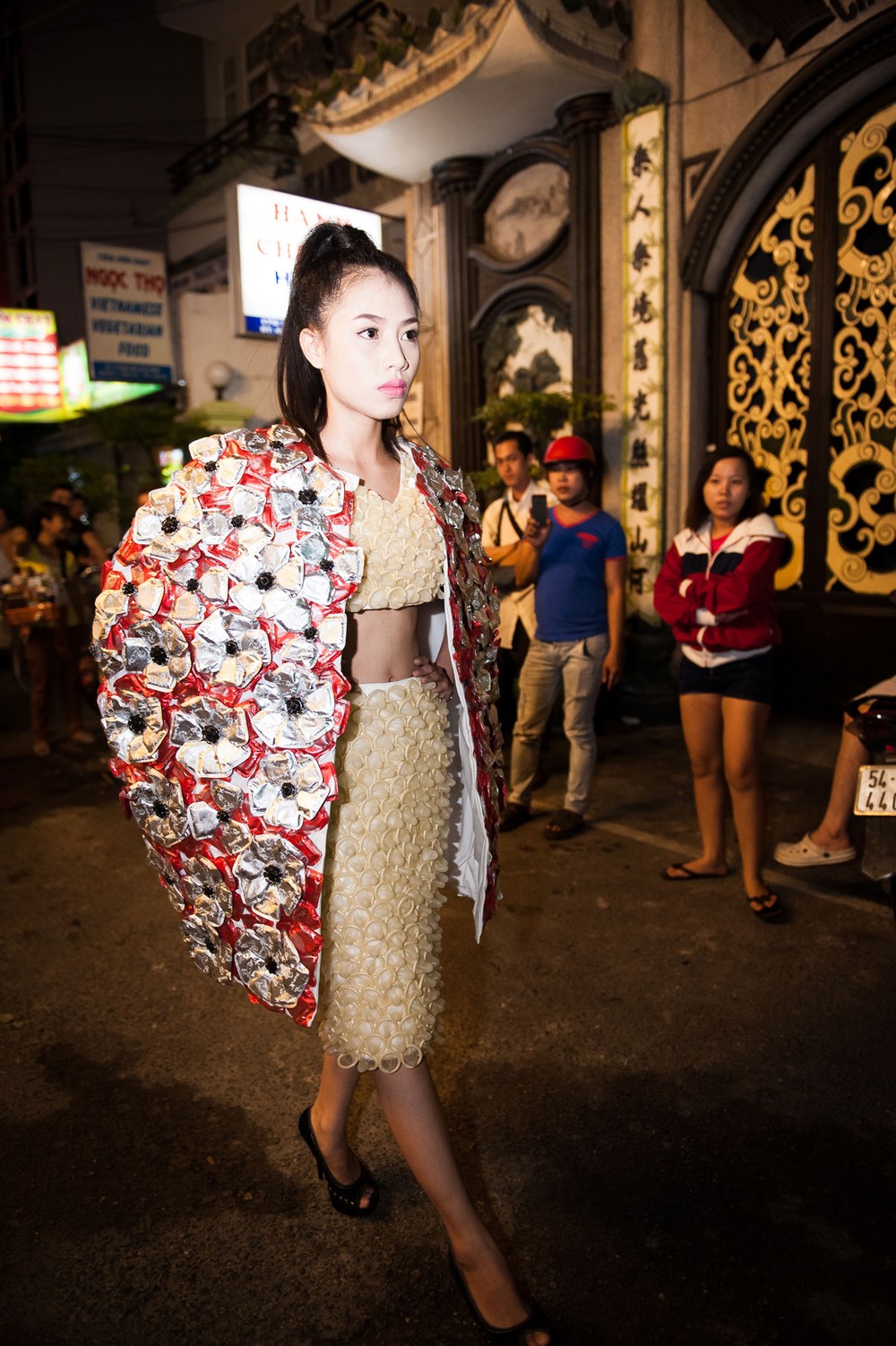 Tối 21/11, trên đường Phạm Ngũ Lão, Q1, Tp.HCM, chương trình “Runway Condom Fashion Show in Saigon” đã chính thức được khởi động. Đây là chuỗi những hoạt động nằm trong dự án “Condom Project 2013 – Chiến dịch bình thường hóa bao cao su” hướng về ngày 1/12/2013 – Ngày thế giới phòng chống HIV/AIDS.